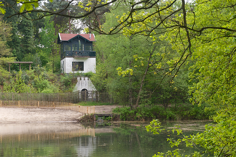 Huis tussen de bomen en het water